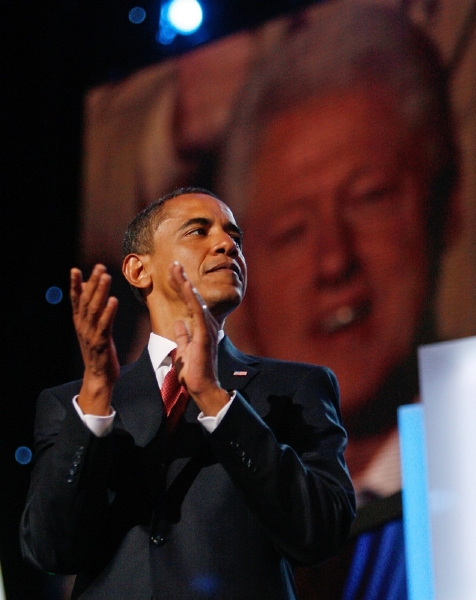 Clinton promluvil i na nominačním sjezdu v roce 2008 poté, co Obama porazil v ostře vedeném souboji v primárkách jeho ženu Hillary.