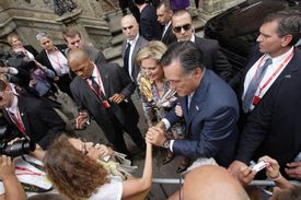 Romney v davu příznivců po příjezdu do Gdaňsku.