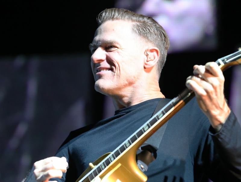 Zpěvák Bryan Adams.