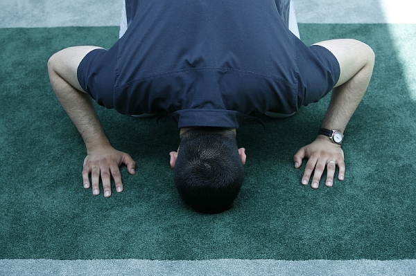 Muslimové se během ramadánu postí, také by se měli během dne častěji modlit (ilustrační foto). Muslimové se během ramadánu postí, také by se měli během dne častěji modlit (ilustrační foto).