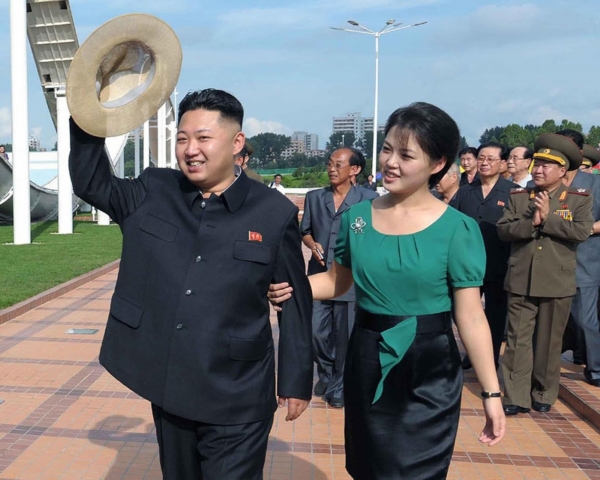 Mladý severokorejský vůdce Kim Čong-un se svou manželkou.