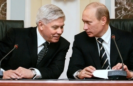 Jedná předseda Nejvyššího soudu Vjačeslav Lebeděv (vlevo) na vlastní pěst, nebo mu našeptává Putin? 