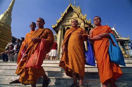 Buddhističtí mniši v Bangkoku.