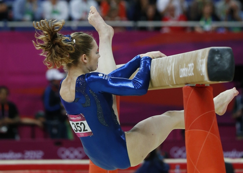 Pád z kladiny neminul ani britskou sportovní gymnastku Jennifer Pinchesovou.
