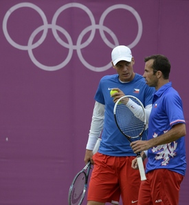 Tomáš Berdych (vlevo) a Radek Štěpánek ve čtyřhře nestačili na Brazilce.