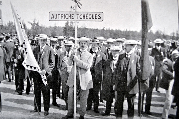 Český olympijský tým z roku 1912 byl lehce rozpoznatelný podle fešáckých slamáků.