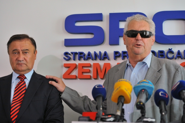 Senátor Vladimír Dryml (vlevo) bude v krajských volbách lídrem zemanovců na Královéhradecku. Vpravo je předseda strany Miloš Zeman (s brýlemi po operaci šedého zákalu).