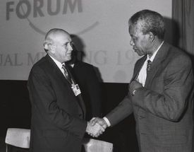 Frederik de Klerk a Nelson Mandela si třesou rukama roku 1992.