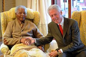 Americký exprezident Clinton na návštěvě Mandely v den jeho 94. narozenin