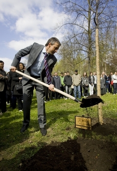 V čele Prahy si Pavel Bém vyzkoušel třeba sázení stromů.