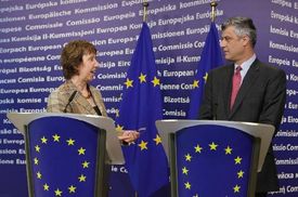 Šéfka diplomacie EU Ashtonová a kosovský premiér Thaçi.