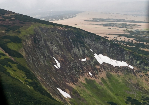V Krkonoších stále leží sníh. V Krkonoších stále leží sníh.
