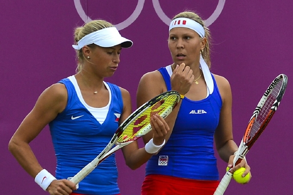 Andrea Hlaváčková (vlevo) s Lucií Hradeckou. Andrea Hlaváčková (vlevo) s Lucií Hradeckou.