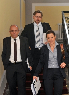 Vládní trojlístek LIDEM: vicepremiérka pro boj s korupcí Karolína Peake, ministr pro místní rozvoj Kamil Jankovský a ministr dopravy Pavel Dobeš (uprostřed). 