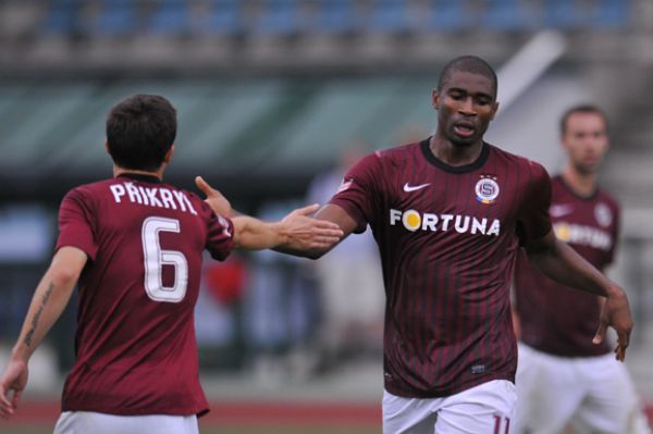 Leonard Kweuke (vpravo) pomohl Spartě k vítězství nad Admirou jedním gólem.