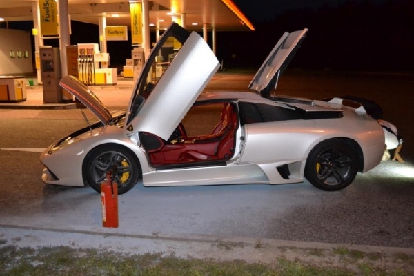 Řidič lamborghini hasil motor u čerpací stanice.