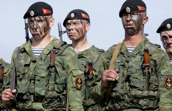 Výsadkáři jsou připraveni ochránit zaměstnance ruské základny.