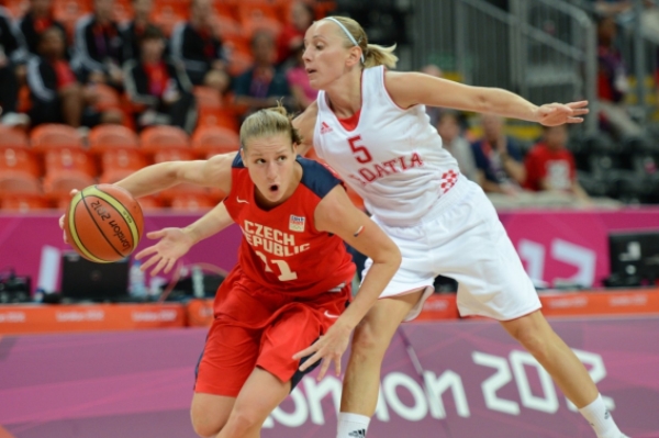 Česká basketbalistka Kateřina Elhotová (vlevo)
