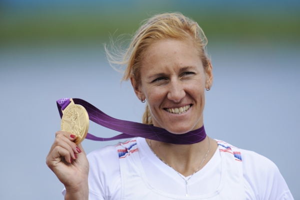 Skifařka Miroslava Knapková se zlatou olympijskou medailí.