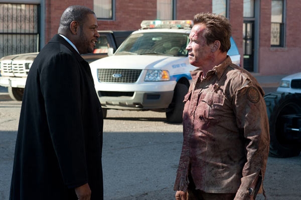 Agent John Bannister (Forest Whitaker) a šerif Ray Owens (Arnold Schwarzenegger).