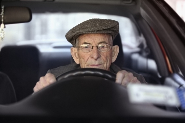 Lékařské prohlídky řidičů v 60 a 65 letech věku by mohly být zrušeny.