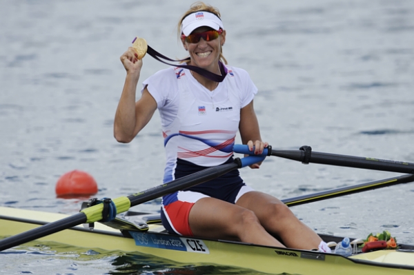 Skifařka Miroslava Knapková se zlatou olympijskou medailí.