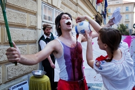 Kvůli Bátorovi se konalo hned několik demonstrací - pro i proti jeho angažmá na ministerstvu školství. Rozbuškou se stala například jeho minulost v Národní straně.