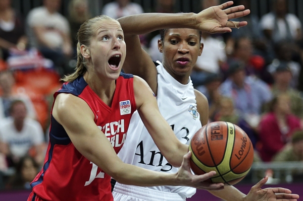 Česká basketbalistka Kateřina Elhotová (vlevo) v zápase s Angolou.