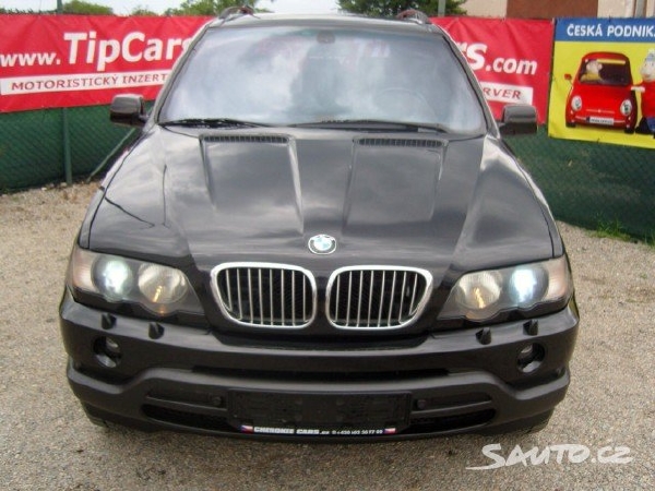 Pražská policie žádá veřejnost o pomoc při pátrání po tomto černém autě značky BMW X5.