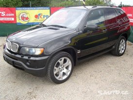 Toto auto se nacházelo v době vraždy čtyřiačtyřicetiletého právníka v Praze 5 poblíž jeho domu.