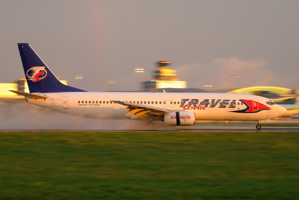 Kvůli závadě musel neplánovaně přistát na letišti v Praze letoun společnosti Travel Service (ilustrační foto).
