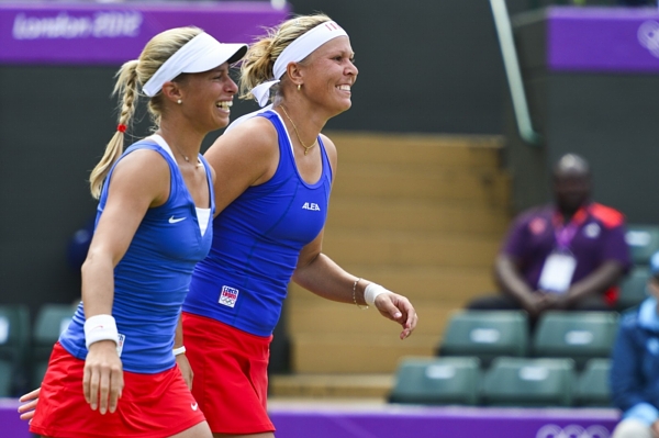 Andrea Hlaváčková (vlevo) s Lucií Hradeckou mají olympijské stříbro.