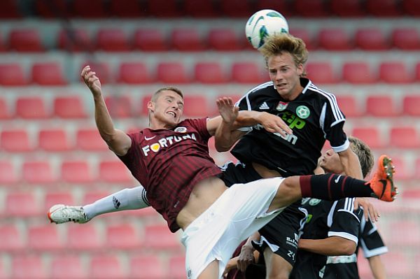 Příbramský Josef Divíšek (vpravo) v souboji s Pavlem Kadeřábkem ze Sparty.