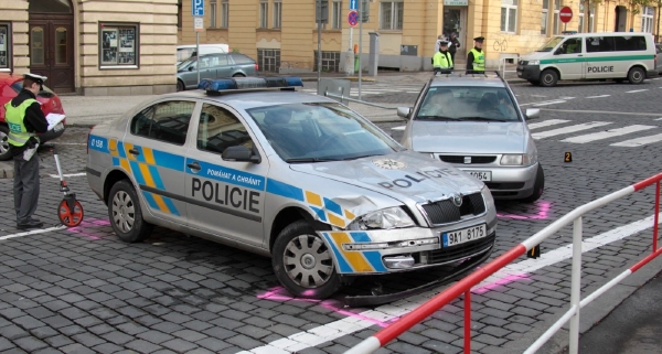 Policejní vůz se kolem 17. hodiny srazil v centru Prahy se dvěma dalšími auty (ilustrační foto).