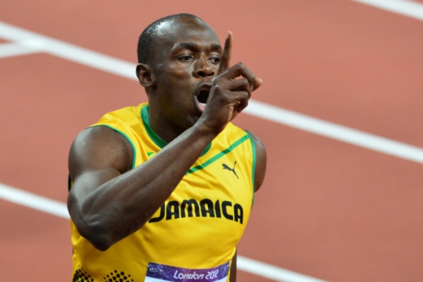 Vítězný Usain Bolt v cíli londýnské stovky.