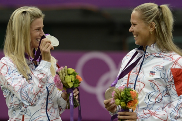 Andrea Hlaváčková (vlevo) s Lucií Hradeckou mají olympijské stříbro.