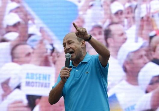 Rumunský prezident Basescu se svými příznivci.