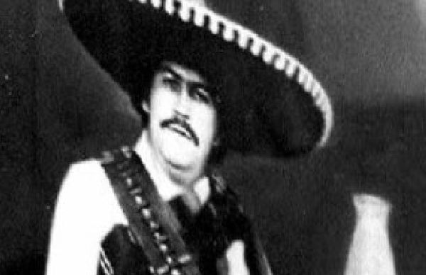 Narkobaron Escobar pózuje fotografovi jako Pancho Villa.