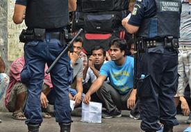 Úlovek policistů v Aténách při chytání běženců bez povolení k pobytu.