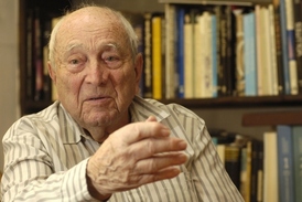 "To víte, že mám radost. Je to velké uznání. A uznání doma je dvakrát cenné," říká 93letý Luboš Perek.
