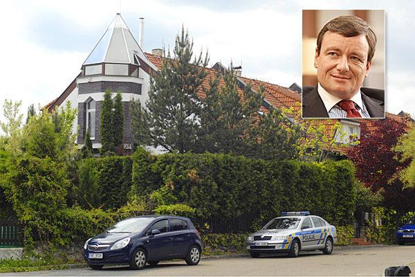 Policie zabavila Rathovi dva domy. V jednom z nich bydlela jeho manželka, ve druhém milenka.