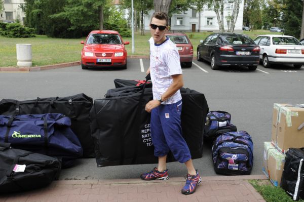Jaroslav Kulhavý při odletu do Londýna.