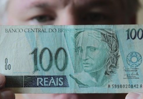 Více než miliarda korun na úplatky brazilských politiků. Na snímku storealová bankovka.