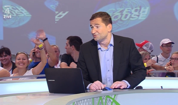 Diváci jsou od moderátorů odděleni jen průhlednou stěnou.