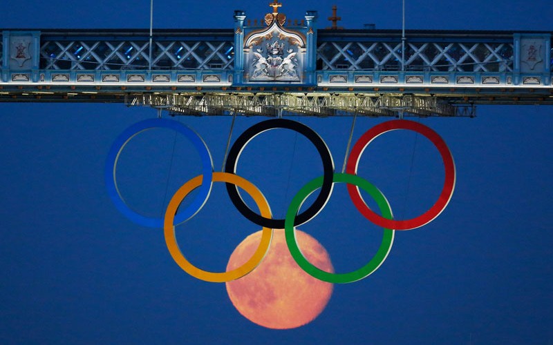 Velmi povedený snímek, na kterém se mezi pětici olympijských kruhů dostal jeden navíc. Totiž měsíc.