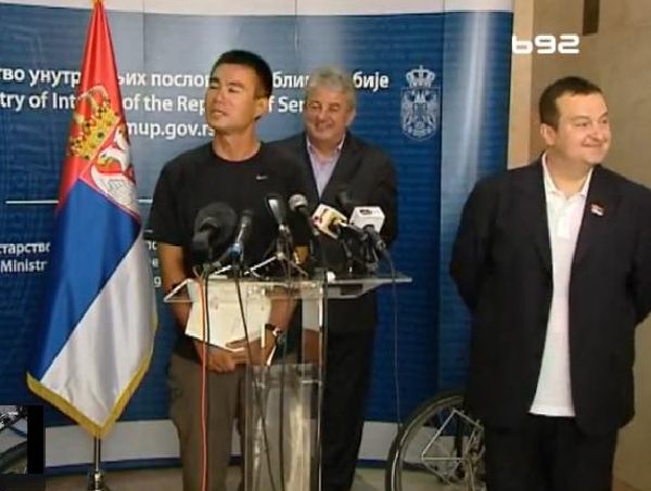 Japonský cyklista (vlevo) při slavnostní děkovačce uspořádané premiérem Dačičem (vpravo). 