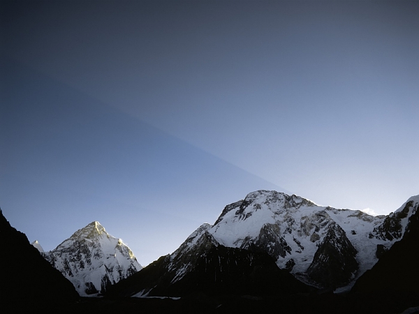 Druhá nejvyšší hora světa K2 a její soused Broad Peak, který se stal Zuzaně Hofmannové osudným.