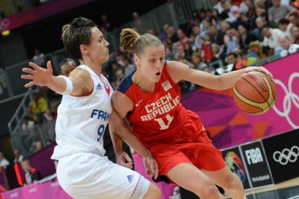 Česká basketbalistka Kateřina Elhotová (vpravo) se probíjí francouzskou obranou.