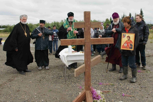 Vladyka Kryštof (uprostřed), představený českých a slovenských pravoslavných, světí základy aljašského kostela.