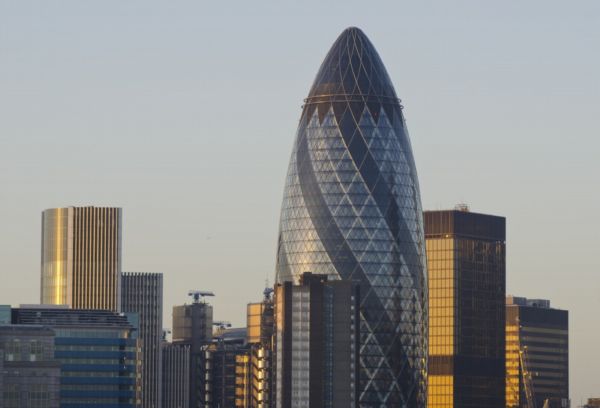 I někteří oficiální britští činitelé se přiklánějí k názoru, že nynější obvinění Standard Chartered má oslabit pozici Londýna jako finančního centra.